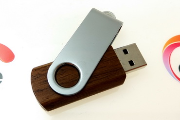 Pendrive de madera modelo twister de madera