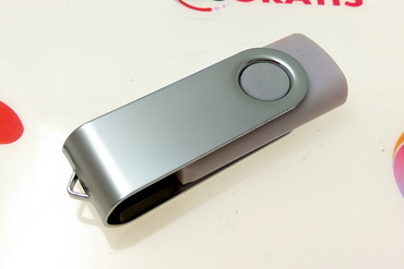 Pendrivers económicos con impresión rotativa tipos twister blancos plata completamente personalizables 